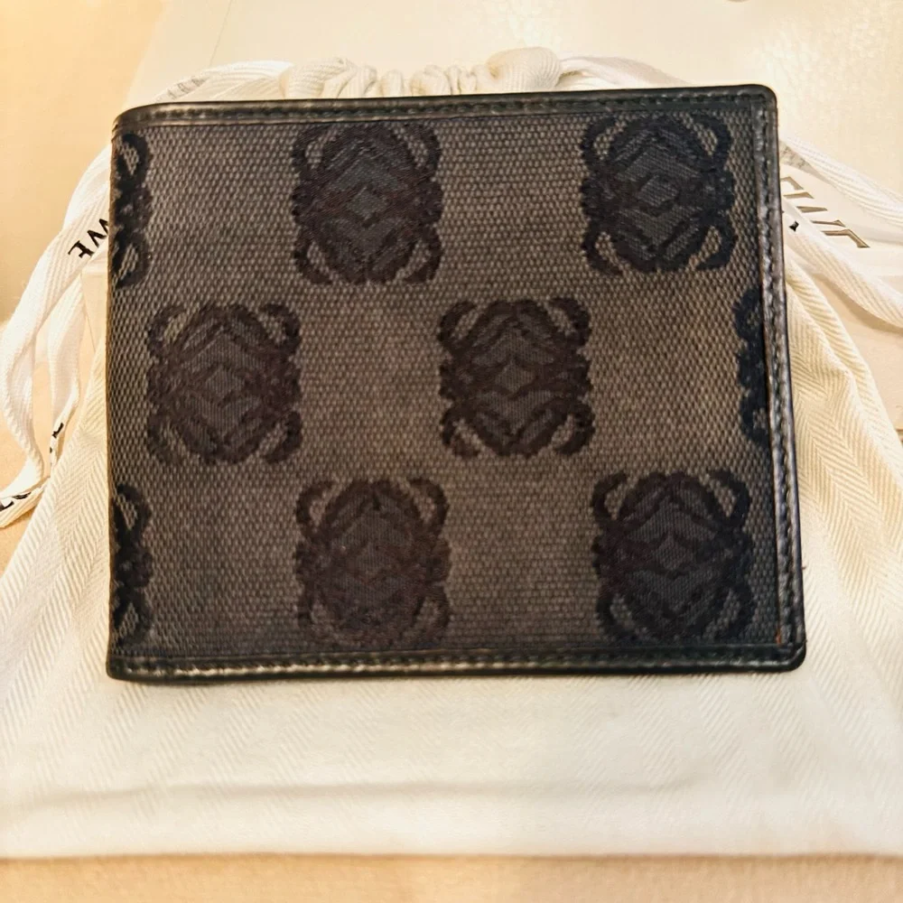 Loewe Men’s Black Anagram Bi-Fold Wallet NEW FULL INCLUSION